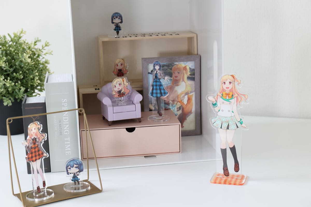 アクリルスタンドを並べて飾った作例