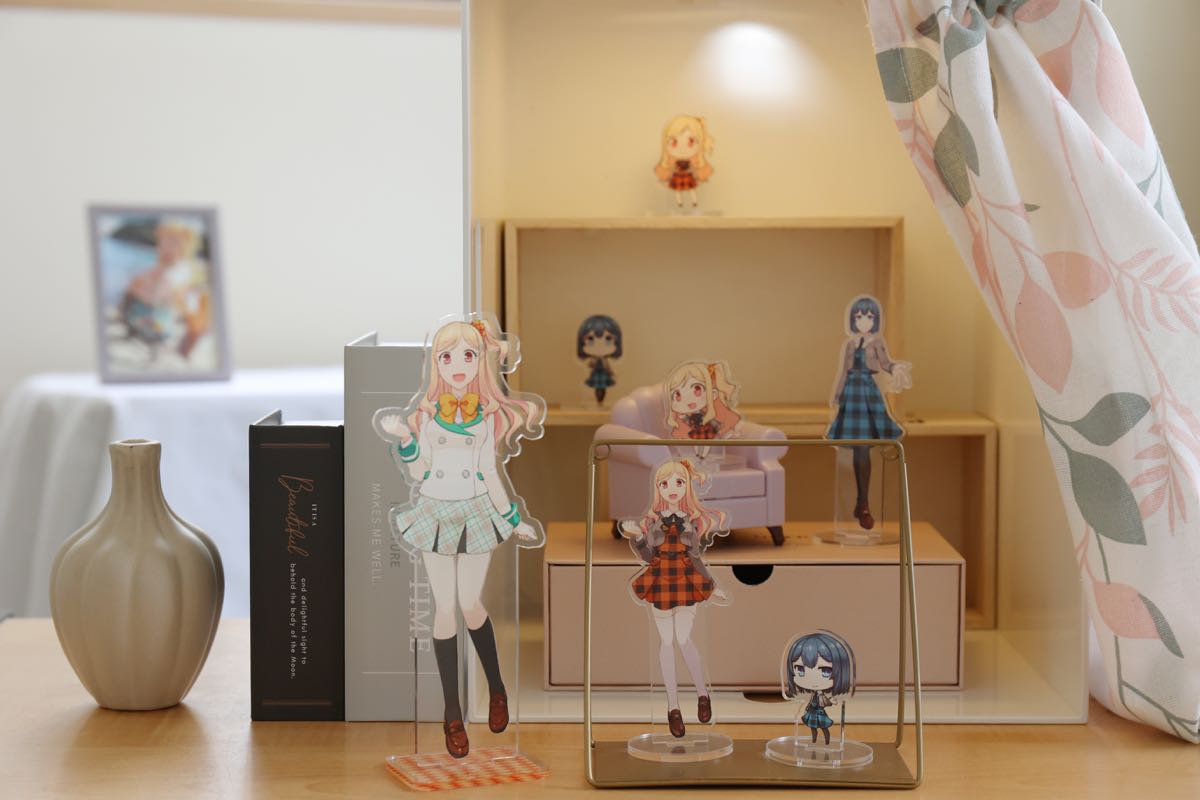 アクリルスタンドを部屋に飾った作例
