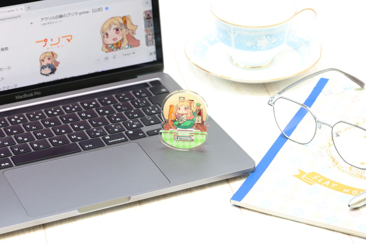 机に飾ったゆらゆらアクリルスタンドの作例